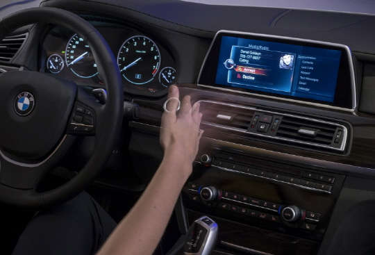 인포테인먼트 손동작 인식 시스템 시연 모습 <BMW 제공>